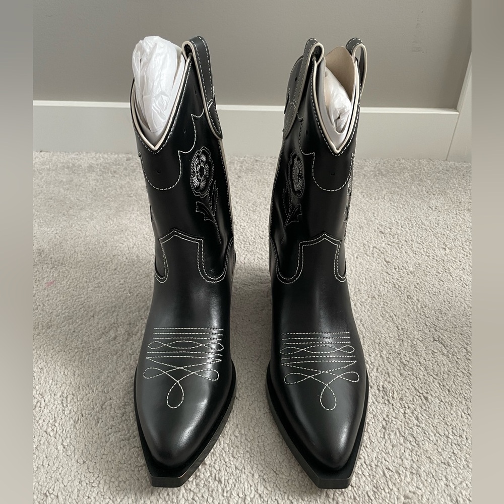 Coach Aria Cowboy Boot in colour black style CW953 size 7B New in box